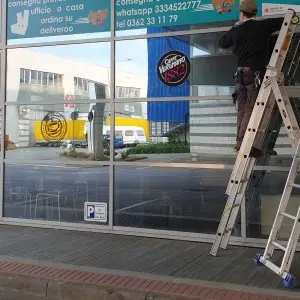 stampe-digitali-personalizzate-per-vetrine-di-bar-e-negozi-monza-e-brianza