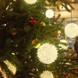 sfere-di-luci-per-albero-di-natale-gigante