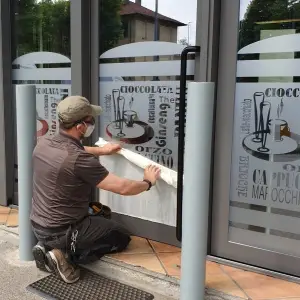 vetrofanie-scritte-prespaziate-monza-brianza