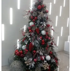 allestimento-albero-natalizio-a-noleggio-per-uffici-e-reception