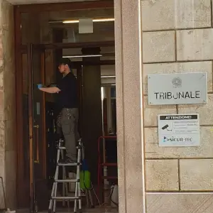 applicazione-pellicole-di-sicurezza-edifici-pubblici-tribunali-scuole