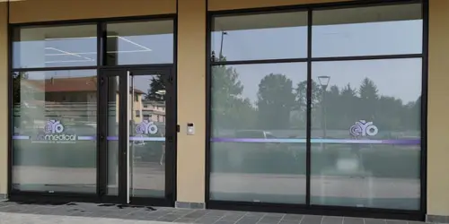 Pellicola privacy applicata su porte finestre di un ufficio su strada