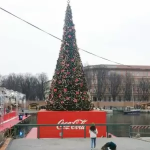 albero 14 metri galleggiante in darsena a milano christmas village