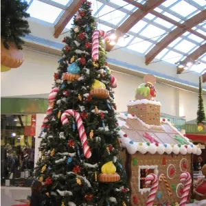addobbi-personalizzati-per-alberi-di-natale-giganti-sintetici-con-dolcetti