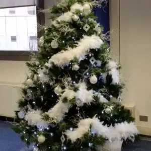 albero-di-natale-sintetico-a-noleggio-con-addobbi-per-negozi-e-reception