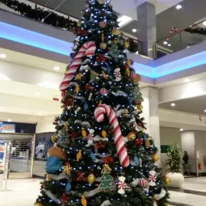 noleggio-albero-di-natale-con-decori-a-dolcetti