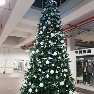 albero-gigante-artificiale-per-interno-decorato-con-luci