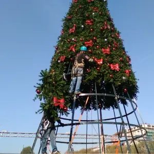 alberi-di-natale-giganti-per-esterni-con-struttura-metallica-a-cono-affusolato