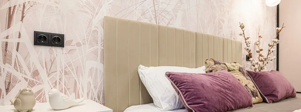 Carta da parati rosa per camera da letto di un hotel di Milano