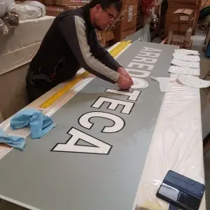 produzione-cassonetti-ed-insegne-per-bar-e-negozi