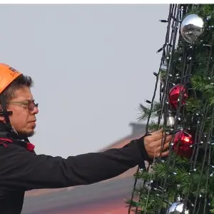 allestitori-di-alberi-di-natale-gigante-con-luci