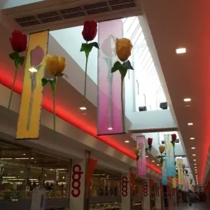 allestimento-banner-tessuto-e-fiore-artificiale-decorativi-per-cupole-centri-commerciali