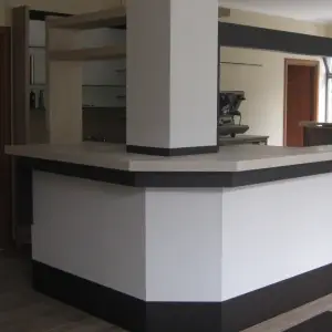 rivestimento-bancone-con-pellicola-adesiva-colorata