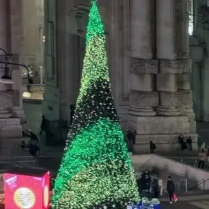 noleggio-albero-di-natale-gigante-con-luci-led-rgb-ledwall